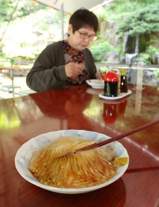 湧き水で作られた涼味たっぷりのところてん＝上越市大島区下達