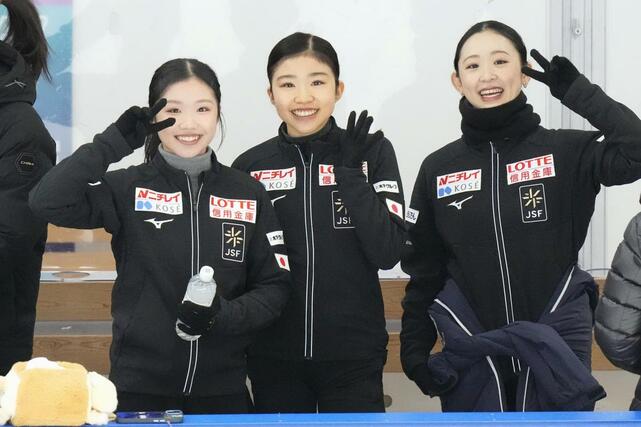 公式練習に臨む（左から）中井亜美、千葉百音、青木祐奈＝北京（共同）