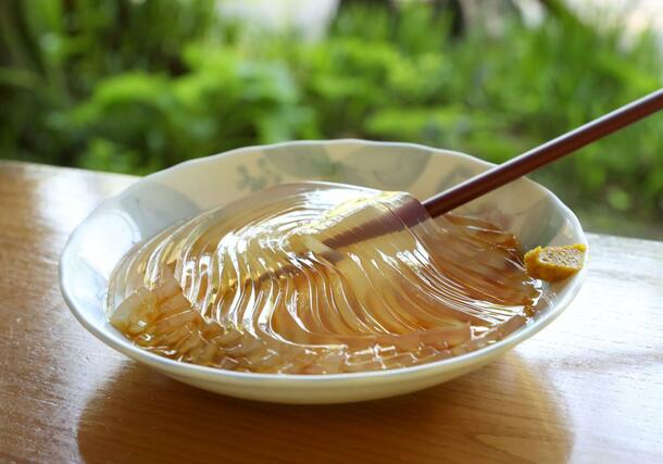 湧き水で作られた涼味たっぷりのところてん＝上越市大島区下達