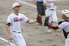 村上桜ケ丘-新潟西 無安打無得点試合を達成し、捕手の佐藤壮一郎(右)のミットにグラブを差し出して喜びを分かち合う渡辺勇陽=新発田市五十公野