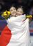 第３戦スケートカナダの女子でＧＰシリーズ初優勝を果たした千葉百音（左）と３位の中井亜美＝１日、サスカトゥーン（共同）