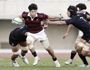 全国大学選手権準々決勝、天理大戦で突進する早大・矢崎＝２０２５年１２月、ヤンマースタジアム長居