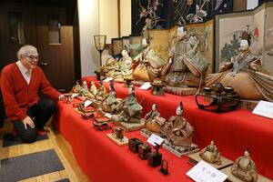 歴史あるひな人形が並ぶギャラリー蔵織=2月28日、新潟市中央区