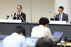 外部調査委員会の報告書を受け、記者会見したNSTの酒井昌彦社長(左)と、調査委の森本哲也委員長=3日、新潟市中央区のNST本社