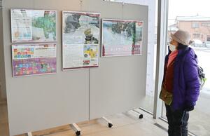 新潟水俣病の歴史や被害実態などを紹介したパネルが並ぶ秋葉区文化会館での巡回展=1月9日、新潟市秋葉区新栄町