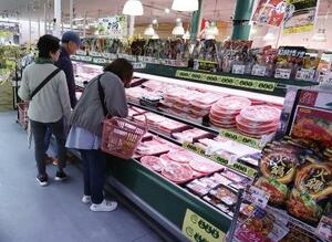 スーパーの食肉売り場と買い物客=昨年10月、東京都練馬区のスーパー「アキダイ」関町本店