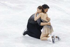 フィギュアスケートペア・フリーの演技を終え、抱き合う三浦璃来(右)と木原龍一=16日、ミラノ(共同)