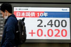 　国債市場で長期金利の指標である新発１０年債の利回りを示すモニター＝６日午前、東京都中央区