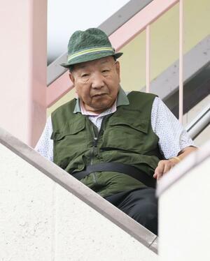 日課の散歩に出かける袴田巌さん。静岡地裁は再審判決公判で袴田さんに無罪を言い渡した=9月26日午後、浜松市