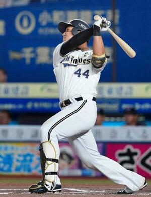 10回オリックス無死満塁、頓宮が勝ち越しの右犠飛を放つ=ZOZOマリン
