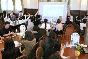若者が交流した「にいがたまちあそび学校KAIKOU!」の開幕イベント=5月18日、新潟市中央区柳島町2