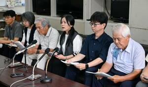 　記者会見する沖縄県教職員組合など４団体の代表者ら＝５日午前、沖縄県庁