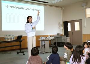小学生がペットボトルのリサイクルについて理解を深めた出前授業=佐渡市両津湊