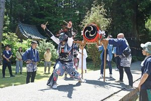 牛尾神社の天王祭で披露された鬼太鼓＝佐渡市新穂潟上