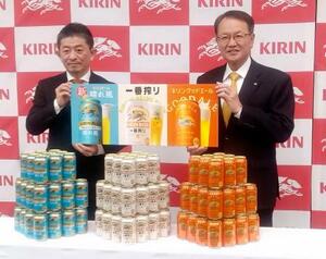 　酒税改正に合わせた戦略を発表したキリンビールの堀口英樹社長（右）＝１５日午後、東京都中央区