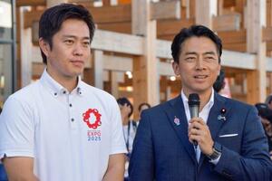 大阪・関西万博の会場を視察後、記者団の取材に応じる小泉農相(右)と大阪府の吉村洋文知事=21日午後、大阪市此花区の夢洲
