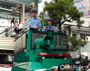 渋谷スクランブル交差点で通行人に呼び掛けるDJポリス (C)ORICON NewS inc.