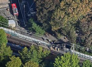 東京都の京王井の頭線井の頭公園駅付近で発生した火災の現場周辺の線路=8日午前11時13分(共同通信社ヘリから)