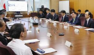 環境省で開かれた、人工光合成の工程表を取りまとめた検討会=2日午後