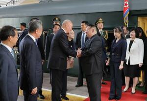 北京に到着し、中国の最高指導部メンバーと握手する北朝鮮の金正恩朝鮮労働党総書記(右から3人目)。同2人目が娘=2日(朝鮮中央通信=共同)