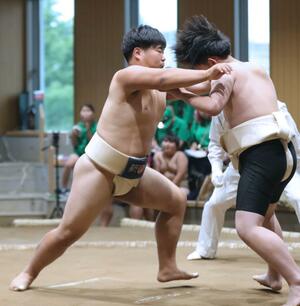 新潟総合クラブ-城北中 新潟総合クラブの大将、関璃恩(左)が押し込む=謙信公武道館