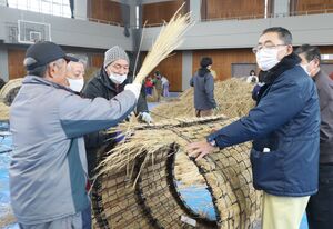 大したもん蛇まつりの大蛇の胴体をつくる村民たち=関川村上関
