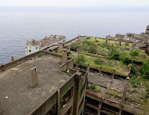 劣化が進む端島の建物群=2024年10月、長崎市
