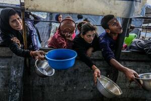 　２１日、ガザ南部ハンユニスで、食料を求め集まる人々（ゲッティ＝共同）