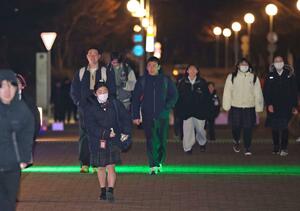 大学入学共通テストを終えて帰路につく受験生＝１８日、新潟市西区の新潟大学五十嵐キャンパス