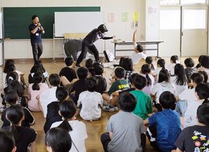 クマによる被害を防ぐ方法を学んだ出前授業=7日、新発田市東新町
