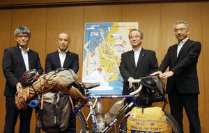 会見で日本列島を横断するように設定したサイクルルートを発表した花角英世知事（右から２人目）ら＝９月１７日、東京都千代田区