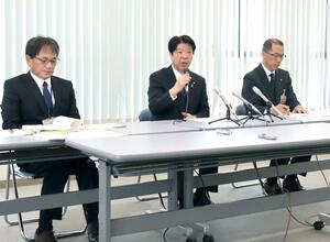 町職員の不祥事を受けて会見を開き、経緯などについて説明する神田一秋町長(中央)=6月1日、阿賀町役場