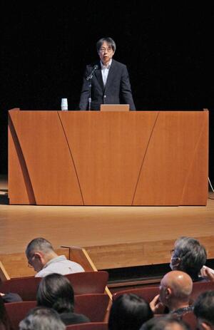 原発事故時の対応について講演する原子力規制委員会の伴信彦委員=22日、柏崎市