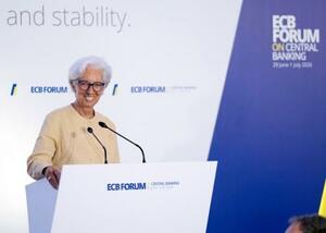 　ポルトガル・シントラで開幕した「ＥＣＢフォーラム」で講演するＥＣＢのラガルド総裁＝２９日（ＥＣＢ提供・共同）