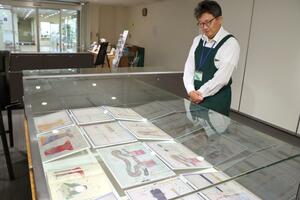 新発田藩が収集した蝦夷地に関する史料などが並ぶ企画展=新発田市中央町4