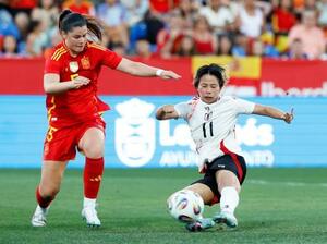 日本―スペイン 前半、先制ゴールを決める田中(右)=レガネス(共同)