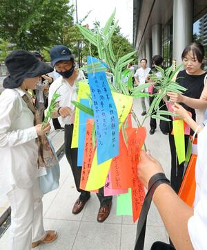 七夕に合わせ、拉致被害者の早期帰国などを願った集い=7月7日、新潟市中央区万代3