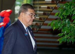 韓国から帰国し、首相官邸に入る石破首相=1日午前