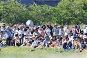 トキの本州初放鳥を見ようと集まった市民ら。空に舞い上がると歓声が上がった＝５月３１日、石川県羽咋市