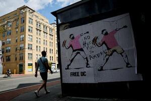 サンドイッチを投げる様子を描いた絵=9月11日、米ワシントン(ロイター=共同)