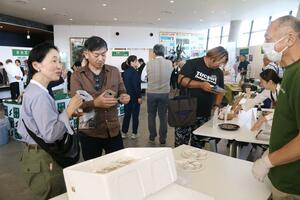 佐渡産食材を使った商品や料理が島内外の飲食店、宿泊施設関係者らに紹介されたサドメシランサミット=佐渡市両津夷