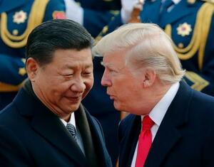 中国の習近平国家主席(左)と話すトランプ米大統領=2017年11月、北京(AP=共同)
