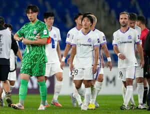 蔚山に敗れ、肩を落とすGK大迫(左端)ら広島イレブン=蔚山(共同)