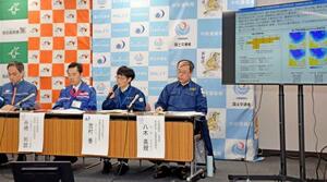 　大雪による予防的な通行止めに関して記者会見する中部地方整備局や名古屋地方気象台などの担当者＝２１日午前、名古屋市