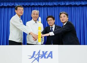 　Ｈ３ロケット６号機の打ち上げに成功し、記者会見で写真に納まるＪＡＸＡの山川宏理事長（左から２人目）ら＝１２日午後、鹿児島県の種子島宇宙センター