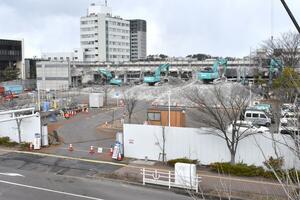 解体が進む旧新潟市役所分館。跡地利用について市は広場や民間施設などの導入を決めた＝１９日、新潟市中央区