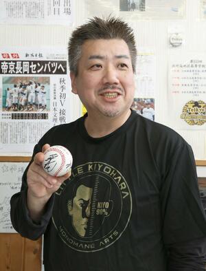 「夢をかなえてくれた」と語る五十嵐雄司さん。店内には出場を決めた時の新潟日報の号外を張っている＝１８日、長岡市宮内町
