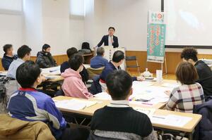 子どもたちを自立したスポーツプレーヤーに育てようと学んだグッドコーチング研修=三条市新堀