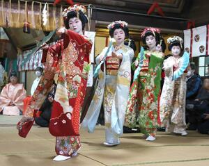 新春を迎え、神前で舞を披露する古町芸妓＝５日、新潟市中央区古町通１