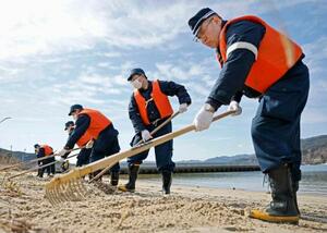 　行方不明者の手がかりを求め、岩手県山田町の海岸を捜索する警察官ら＝１１日午前１０時１２分